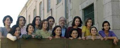 Emilio Martínez Lázaro, con las actrices de su película <i>Las 13 rosas</i>.