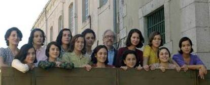 Emilio Martínez Lázaro, con las actrices de su película <i>Las 13 rosas</i>.