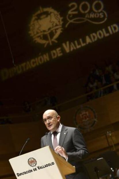 El presidente de la Diputación de Valladolid, Jesús Julio Carnero, durante su intervención en el acto de celebración del 200 aniversario de esta institución.