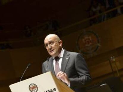 El presidente de la Diputación de Valladolid, Jesús Julio Carnero, durante su intervención en el acto de celebración del 200 aniversario de esta institución.