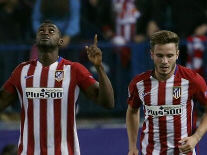 Jackson, junto a Sa&uacute;l, celebra su gol ante el Astana. 