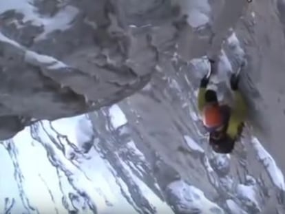 Ueli Steck durante el ascenso al Eiger