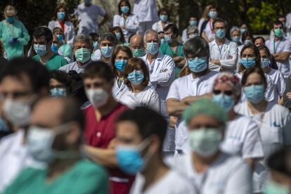 El personal sanitario del Hospital La Paz guarda un minuto de silencio por la muerte del jefe de servicio de Cirugía General a causa del coronavirus.