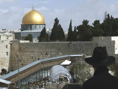 Un judío ultraortodoxo mira las obras de excavación cerca de la mezquita de Al Aqsa
