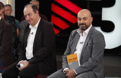 El director de TV3, Vicent Sanchis, y el director de Catalunya Ràdio, Saül Gordillo.