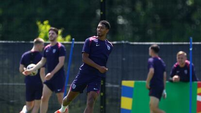 Jude Bellingham durante el último entrenamiento de Inglaterra antes de enfrentar a Países Bajos.