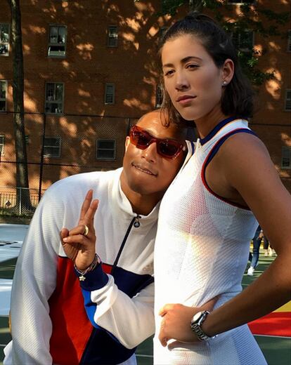 Garbiñe Muguruza junto a Pharrell Williams, artífice de la colección para Adidas.