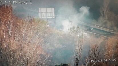 Una imagen de la DGT en la autovía A1, a la altura del municipio madrileño de La Cabrera, donde se aprecia el humo tras el incendio del minibús.