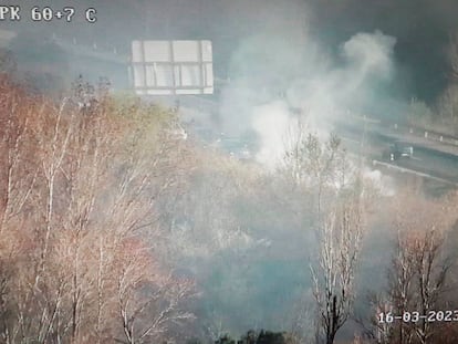 Una imagen de la DGT en la autovía A1, a la altura del municipio madrileño de La Cabrera, donde se aprecia el humo tras el incendio del minibús.