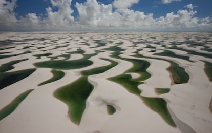 Panorámica de las Lençois Maranhenses, paisaje de dunas blancas y piscinas naturales en el noreste de Brasil.