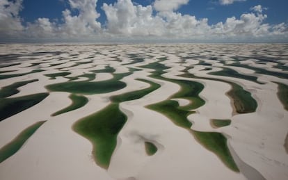 Panor&aacute;mica de las Len&ccedil;ois Maranhenses, paisaje de dunas blancas y piscinas naturales en el noreste de Brasil.