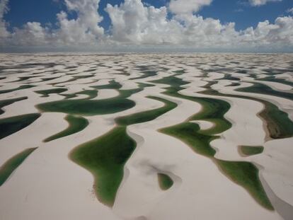 Panor&aacute;mica de las Len&ccedil;ois Maranhenses, paisaje de dunas blancas y piscinas naturales en el noreste de Brasil.