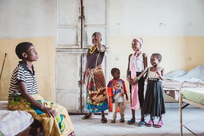 Walunga Solange, Nema, La Blonde y Moma Gastonia (de izquierda a derecha) en su alojamiento temporal del hospital Heal Africa. La mayoría de las mujeres que buscan ayuda gratuita han hecho un largo viaje a pie.