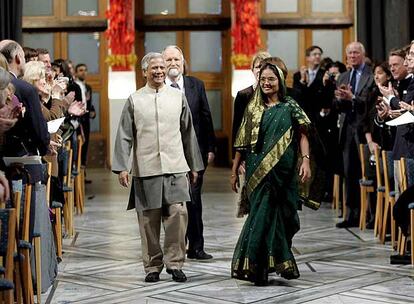 La capital de Noruega, Oslo, ha acogido la entrega del premio a la paz, mientras que el resto de los galardonados los reciben en Estocolmo (Suecia) . El economista bangladeshí Mohamed Yunus ha recibido el Premio Nobel de la Paz con la esperanza de que este premio inspire ideas audaces en la lucha contra la pobreza, según palabras del propio galardonado.