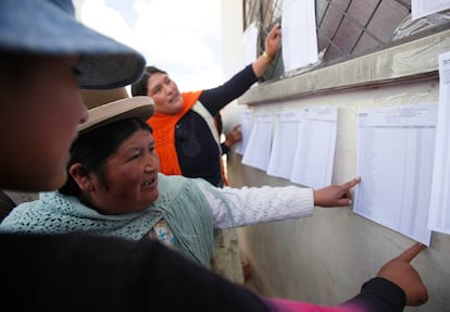 Votantes buscan sus nombres en listas para participar en las elecciones judiciales en El Alto, Bolivia, en octubre de 2011.