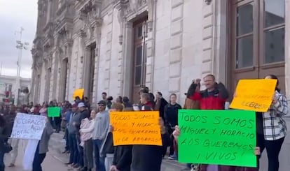 Manifestantes reclaman la presentación con vida de Miguel y Horacio, Palacio de Gobierno en Chihuahua.