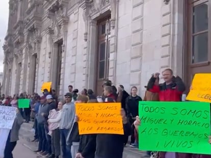 Manifestantes reclaman la presentación con vida de Miguel y Horacio, Palacio de Gobierno en Chihuahua.