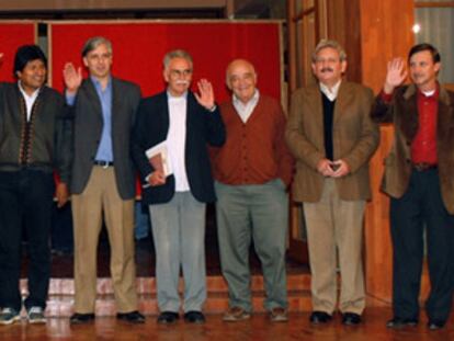 El presidente de Bolivia, Evo Morales, el vicepresidente, Álvaro García Linera, y los gobernadores posan para la prensa con motivo de su reunión en Cochabamba.