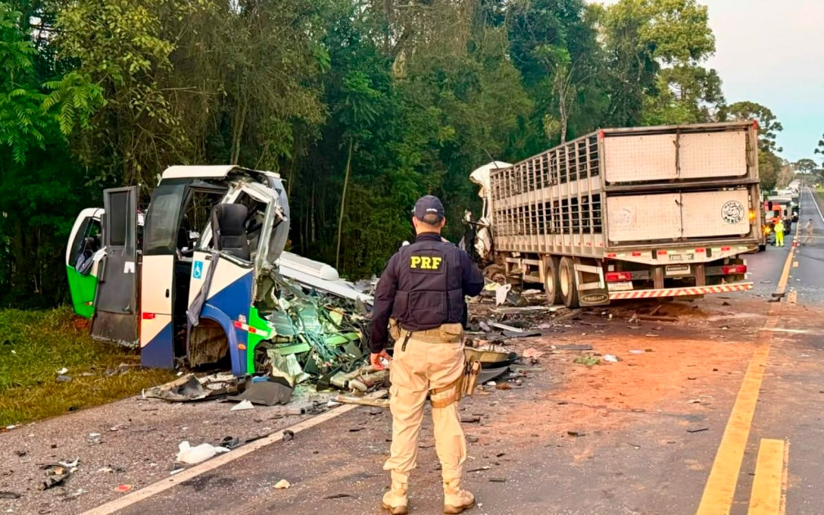 Al menos 23 muertos al chocar un camión contra un autobús con pacientes rumbo al hospital en Brasil