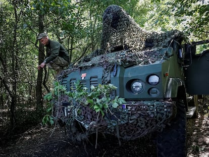 Un soldado ucranio salta de un lanzacohetes en una posición en la región de Donetsk, este miércoles.