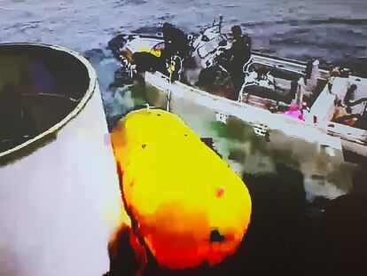 Imagen difundida por el Ministerio de Defensa surcoreano en la que se muestra aparentemente una parte del satélite norcoreano que cayó en el mar Amarillo este miércoles.