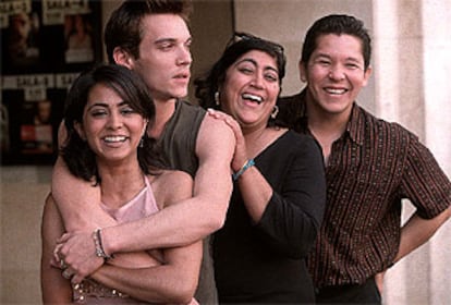 De izquierda a derecha, Parminder Nagra, Jonathan Rhys Meyers, Gurinder Chadha y Paul Mayeda.