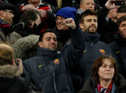 Xavi y Piqué, en la grada del estadio del Leverkusen