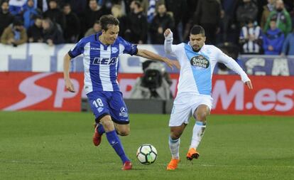 Pina, del Alavés, y Bakkali, del Deportivo, disputan la pelota.