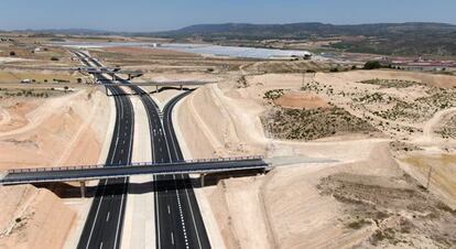 Traza de la autovía A-33 en el límite del término municipal de Caudete.