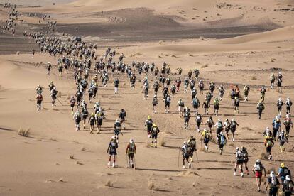 Corredores durante la 'Marathon des Sables' en el desierto del Sáhara.