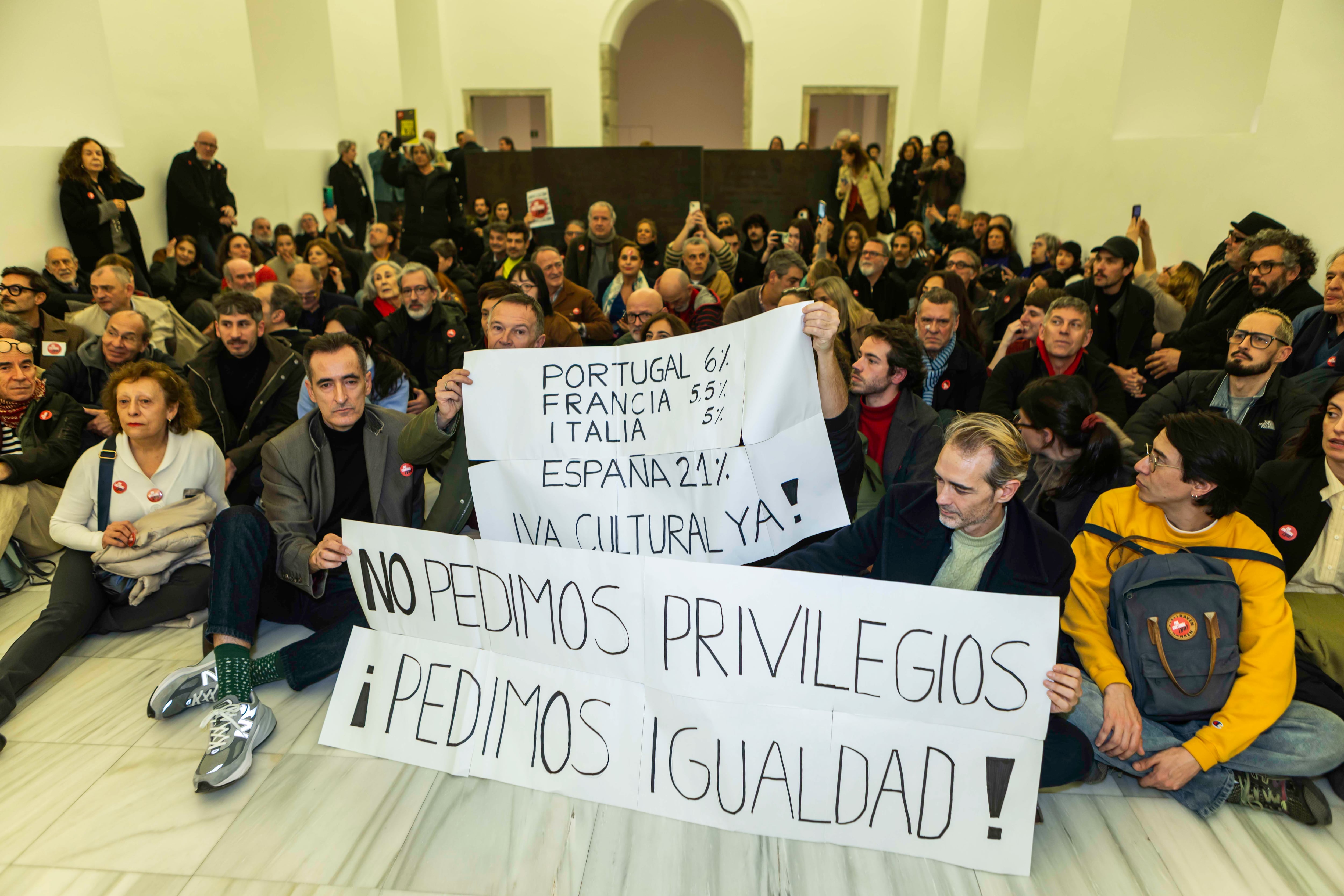 Manifestación en el Reina Sofía contra el actual IVA cultural.
