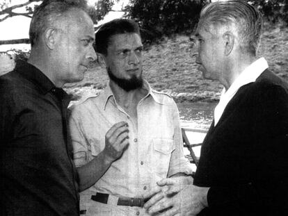 Giulio Einaudi, Carlos Barral y Claude Gallimard, fotografiados en los Encuentros de Formentor en los años sesenta.