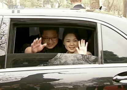 Kim Jong Un y su esposa, Ri Sol Ju, saludan desde un automóvil mientras se despiden de su homólogo chino Xi Jinping y su esposa Peng Liyuan en Pekín (China).