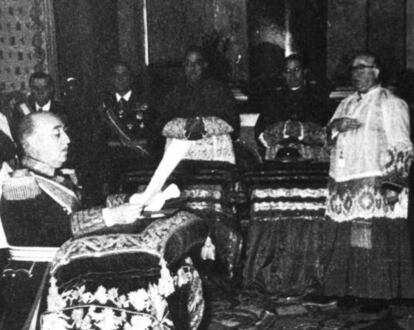 El cardenal Pla impone a Franco la Orden Suprema de Cristo en 1954.