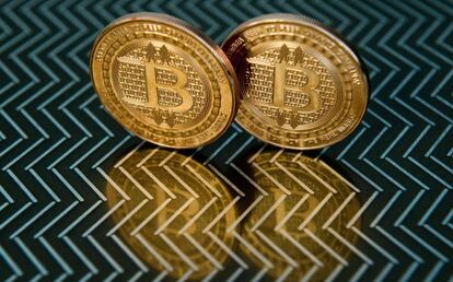 Dos medallas con el símbolo del bitcoin.