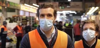 Pablo Casado, líder del PP, y Martínez Almeida, alcalde de Madrid del mismo partido, este viernes durante una visita a Mercamadrid.