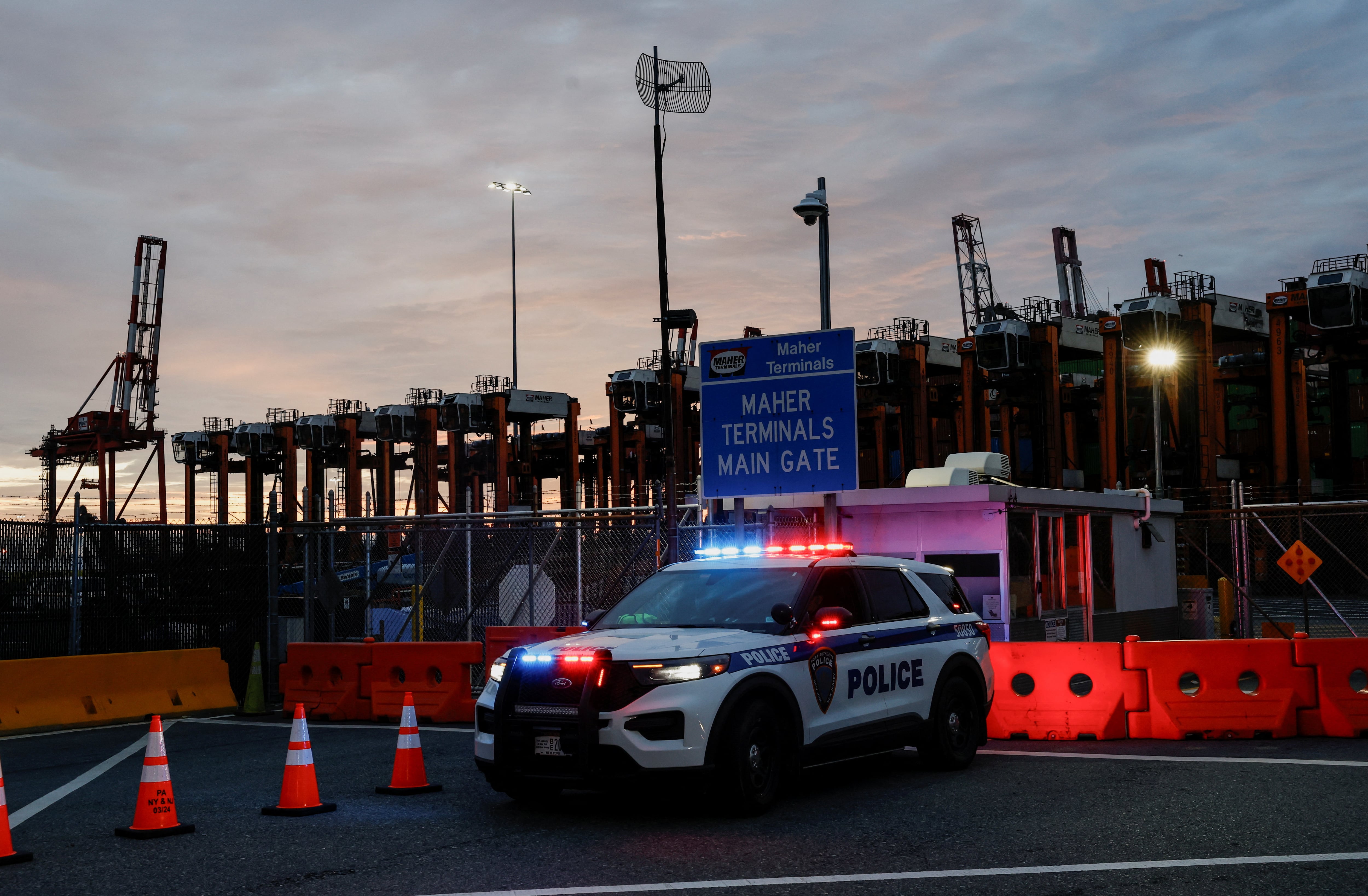 Un vehículo de la autoridad portuaria vigila este martes la entrada a una terminal de carga del puerto de Elizabeth (Nueva Jersey).