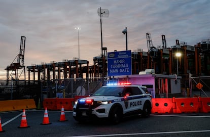 Un vehículo de la autoridad portuaria vigila este martes la entrada a una terminal de carga del puerto de Elizabeth (Nueva Jersey).