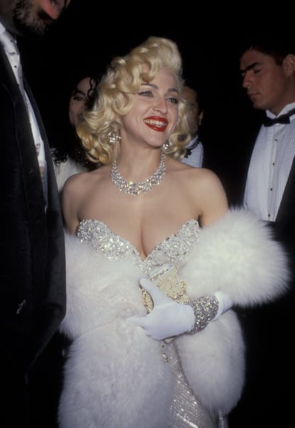 Madonna ha sido una de las celebridades que más se ha inspirado en Marilyn Monroe. La cantante vistió como se aprecia en esta imagen para acudir a los Oscar en 1991, acompañada de Michael Jackson. Antes, en 1984, Madonna se inspiró en una de las escenas más míticas de la tentación rubia para su videoclip de 'Material Girl' e imitó el estilo de Monroe (tanto en el vestuario como en sus gestos) durante su actuación de la canción ‘Diamonds Are a Girl's Best Friends’ en la película ‘Los caballeros las prefieren rubias’ (1953).