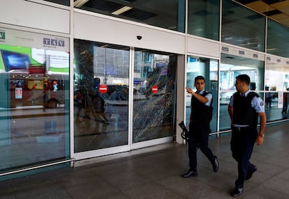 Funcionarios de seguridad patrullan cerca de la entrada del aeropuerto de Ataturk de Estambul.