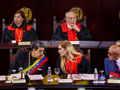 El presidente de Venezuela, Nicolás Maduro, junto a la presidenta del Tribunal Supremo de Justicia, Caryslia Rodríguez, y el presidente de la Asamblea Nacional, Jorge Rodríguez.