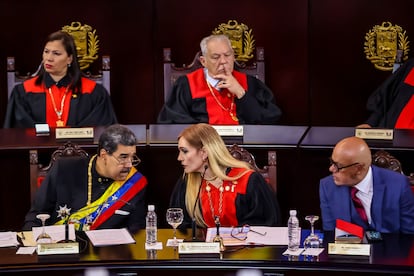 El presidente de Venezuela, Nicolás Maduro, junto a la presidenta del Tribunal Supremo de Justicia, Caryslia Rodriguez, y el presidente de la Asamblea Nacional, Jorge Rodriguez.