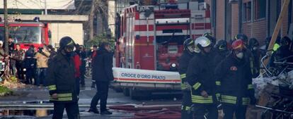 Los bomberos, ante la factor&iacute;a incendidada en Prato.