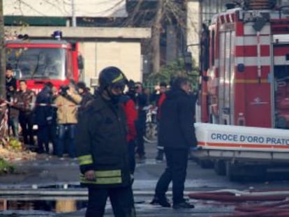 Los bomberos, ante la factor&iacute;a incendidada en Prato.