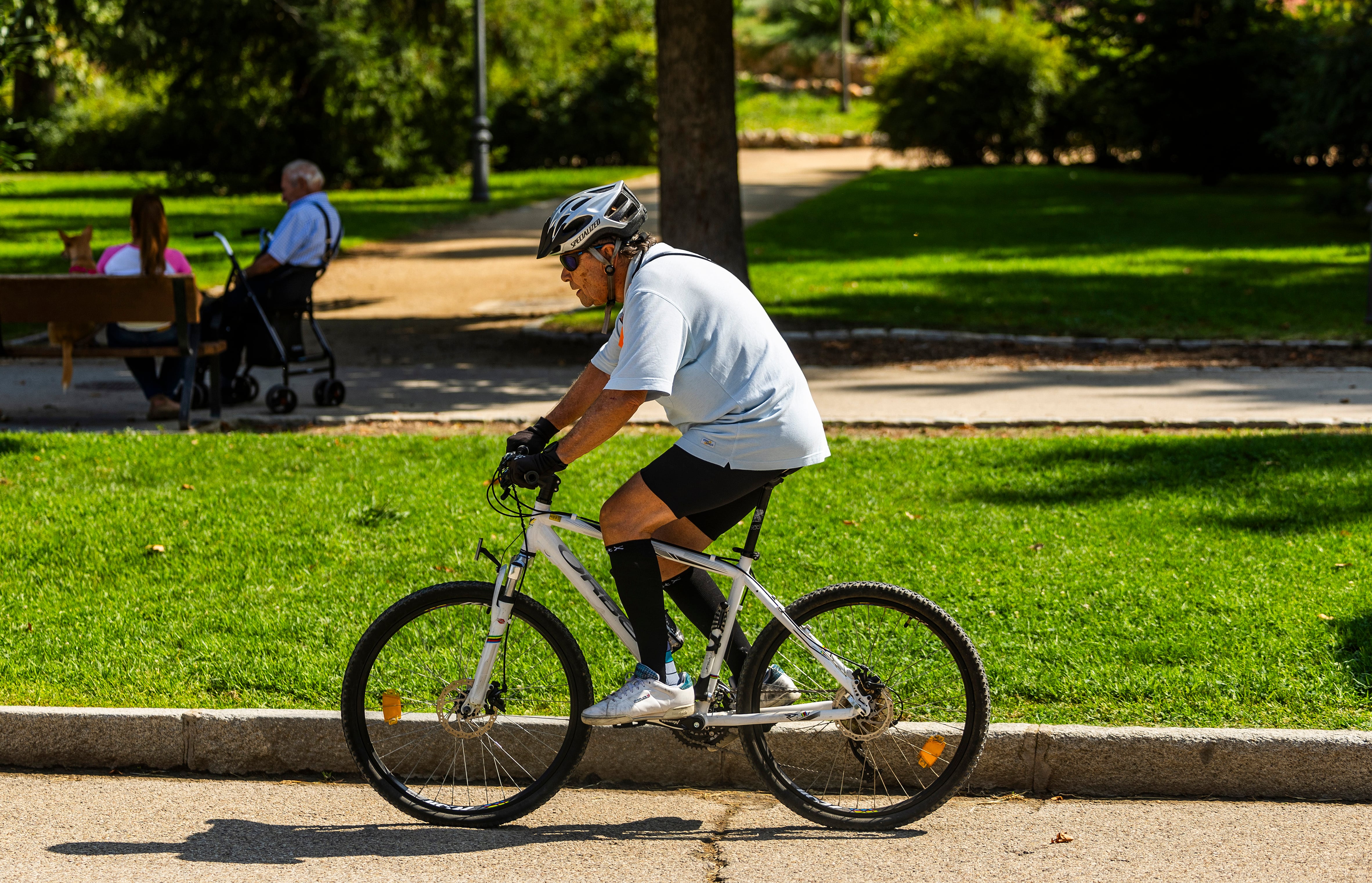 Un hombre en bicicleta en el parque del Retiro, en Madrid.