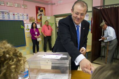 Juan Enciso, candidato del PAL a la alcaldía de El Ejido (Almería) deposita su voto.