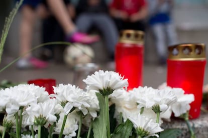 Flores en recuerdo de las v&iacute;ctimas del terrorismo islamista. 