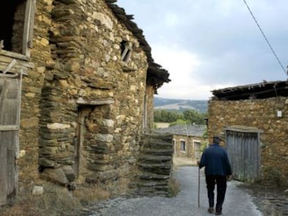 Uno de los dos vecinos de la aldea de Vilardemuros, en el municipio lucense de Sober, que lleg&oacute; a tener 30 habitantes.