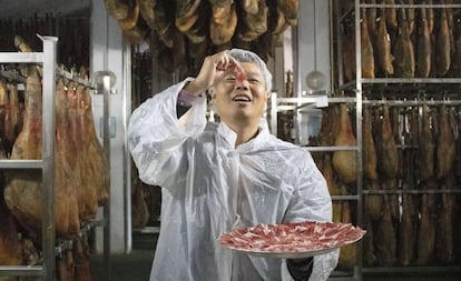 El importador y distribuidor en China de Embutidos Fermín, a punto de probar un jamón.