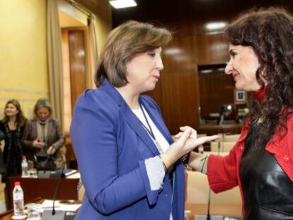 Ana María Corredera conversa con María Jesúsl Montero antes de la comisión parlamentaria de este miércoles.